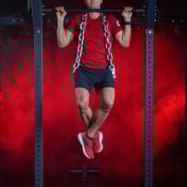 portrait corporate masculin coach sportif dans son environnement de travail en plein effort