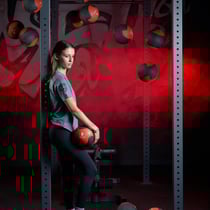 portrait corporate feminin coach sportif dans son environnement de travail