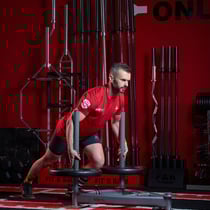 portrait corporate masculin coach sportif en plein l'effort dans son environnement de travail