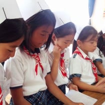 真剣に話を聞く未来の看護師たち