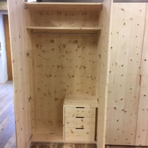 Arvenschrank mit Schubladen