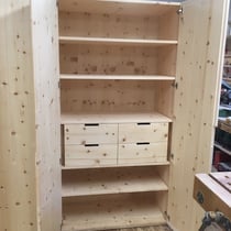 Arvenschrank mit Schubladen