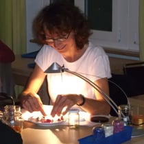 Anja zupft fachgerecht während des Vortrags