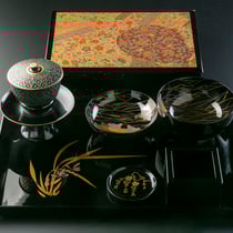 輪島塗の器と盆