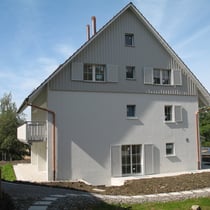 2 Einfamilienhäuser in Aeugst a.A., Hinterdorfstrasse 8a und 8b