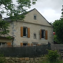 façade d'une maison en pierres enduite de façon traditionnelle sable de noustoulet et chaux