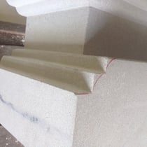 Die begonnene Profilierung am Kapitell