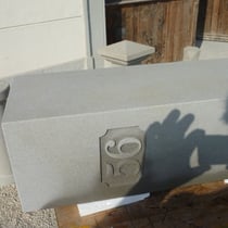 Der fertiggestellte Schaft mit eingravierter Hausnummer