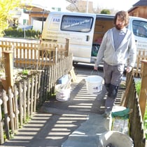 Nico Stocker während der Montagearbeit