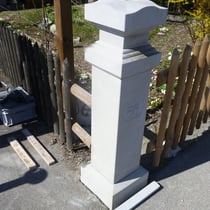 Das fertig versetzte Postament