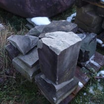 Das angelieferte Postament in Bruchstücken