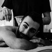 Un homme qui reçoit un soin dans un cadre apaisant à Lyon