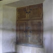 Fenêtre en chêne, volets de nuit et croix de meneau en bois