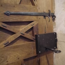 Fléau et serrure forgés