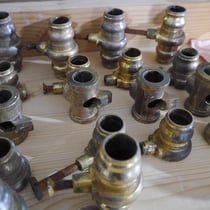 Lacets des espagnolettes après décapage