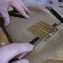 Découpe de la feuille d'or