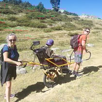 En route avec la joëlette vers le lac d´Aumar