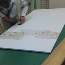 引手の取付作業