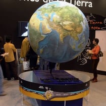 Esfera Terrestre con fondos oceánicos y superficies continentales en relieve topográfico