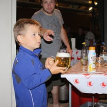 Das Bier ist sicher für seinen Vater.