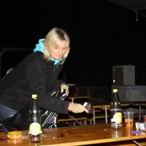 Bettina sorgt für saubere Tische