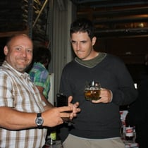 Bruno zeigt Daniel wie man kapitale Forellen landet.