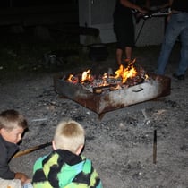 Feuer fasziniert vor allem die Buben.