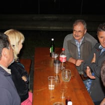 Quinti geniesst den Abend bei den Fischerkollegen