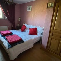 La chambre carmin et ses placards