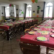 salle à Manger et ses grandes tables