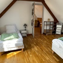 Chambre 4 vue porte entrée