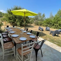 Table de jardin pour grande famille et parasol