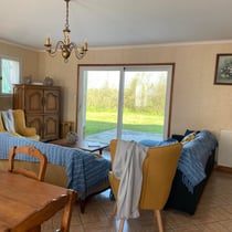 le salon vue sur le jardin et les pâtures des chevaux