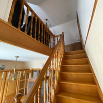Accès étage par escalier en bois