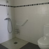 la douche  Gite des Prés Salés accessible aux PMR Ferme Relais de la Baie de Somme gîtes de groupe baie de somme