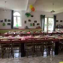 Salle à manger et ses grandes tables vue du salon