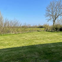 1 côté du jardin avec vue sur les pâtures