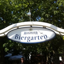 Herzlich Willkommen unter Kastanienbäumen