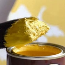 Pinceau et peinture jaune