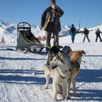 Chrigu macht auf dem Gipfel nur kurz eine Snack-Pause, Jacke anziehen und weiter geht's.