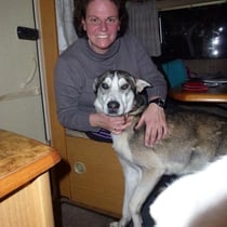 Nikolai lässt es sich im Wohnwagen gut gehen.