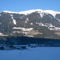 Blick vom Stakeout zum Wildkogel. Das Rennen führt links in der Waldschneise die Skipiste hoch und oben bis zum Gipfel des Wildkogel. Anschliessend rechts runter nach Bramberg (Sonntag), oder halb runter und wieder rauf zum Ziel auf dem Gipfel (Samstag)!