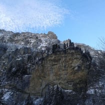 Um ins Gasterental zu gelangen, muss man (mit dem Auto) die sehr abenteuerliche Strasse benützen, welche aus den Felsen gehauen wurde und sehr schmal ist. Nicht nur von unten gesehen hat man den Eindruck, dass die Strasse förmlich an den Felsen klebt!