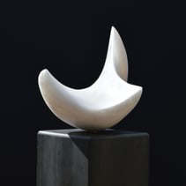 Toonaangevend - beeld in Kisii steen - 65x30 cm - www.friedawaanders.nl