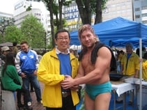 荻野会長（左）ケニーオメガ（右）