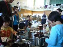 楽しそうにチョコ遊びをする子供たち