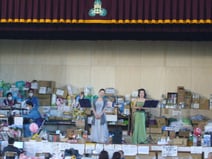 体育館のステージでお姉さんたちがお歌を披露