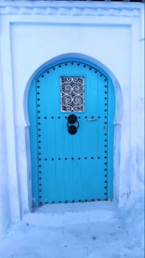 ブルーのドアが可愛いシャウエンです