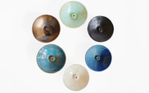 Eine Kollektion der Räucherstäbchenhalter 'Umi' (Ozean), in verschiedenen Glasuren und Farbtönen erhältlich, jedes ist ein Unikat.