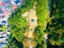 高山城跡｜地上100ｍからの様子（写真中央は物見櫓、右側は穴弘法）